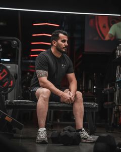 Camiseta negra con mangas