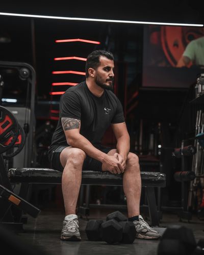 Camiseta negra con mangas